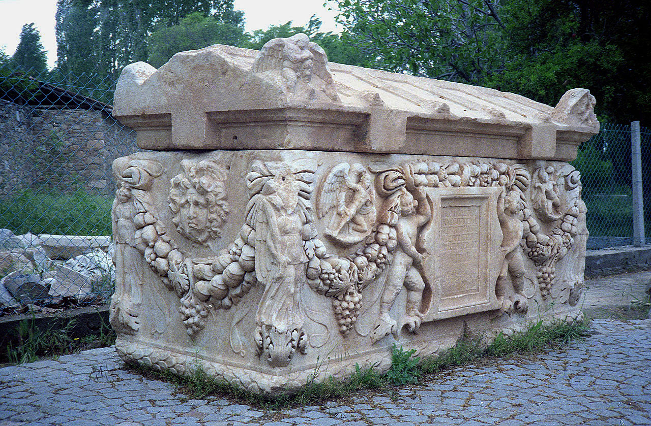 07.04.1993 | Museum | reich geschmückter Sarkophag