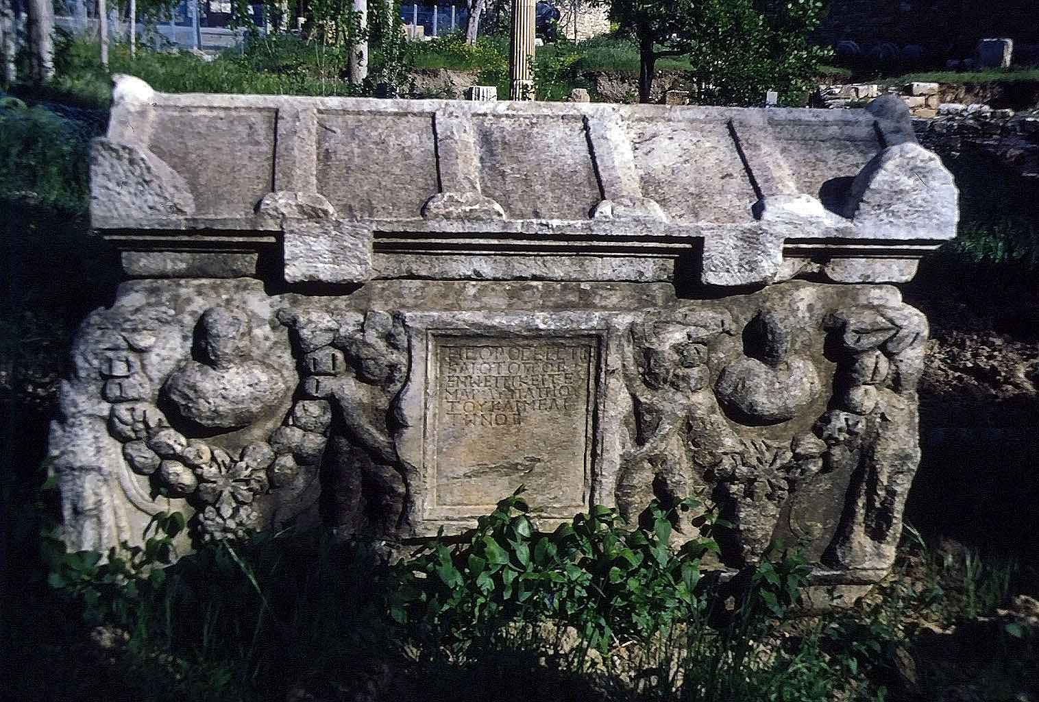 26.04.1993 | Bibliothek | reich geschmückter Sarkophag