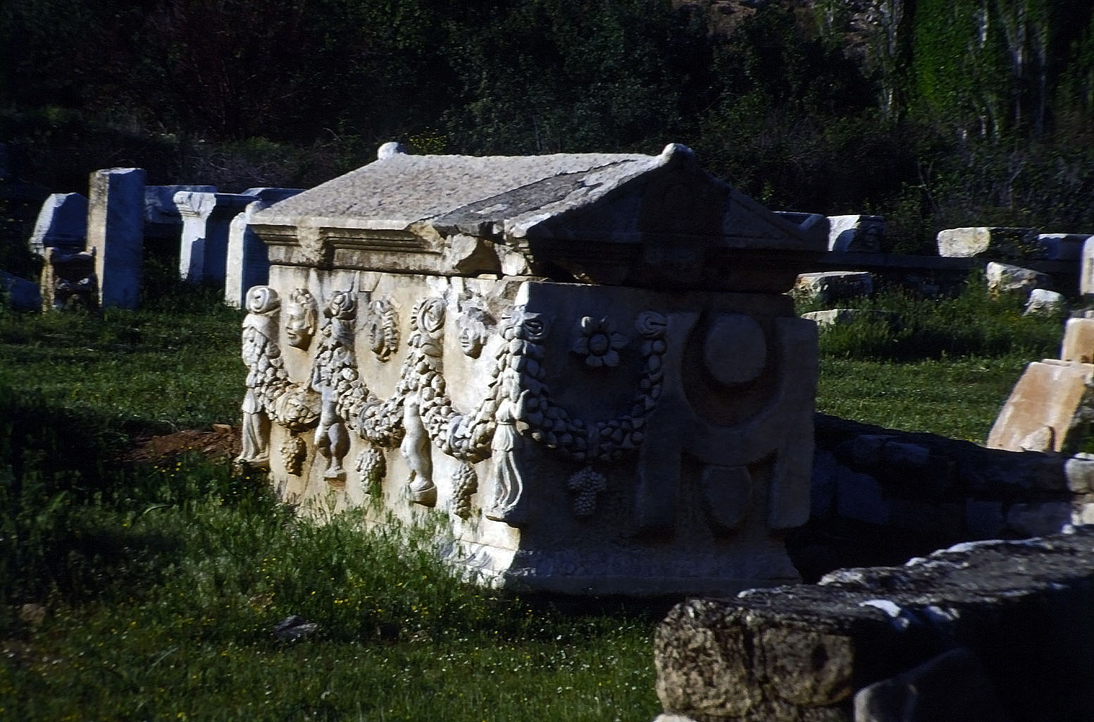 26.04.1993 | Museum | reich geschmückter Sarkophag