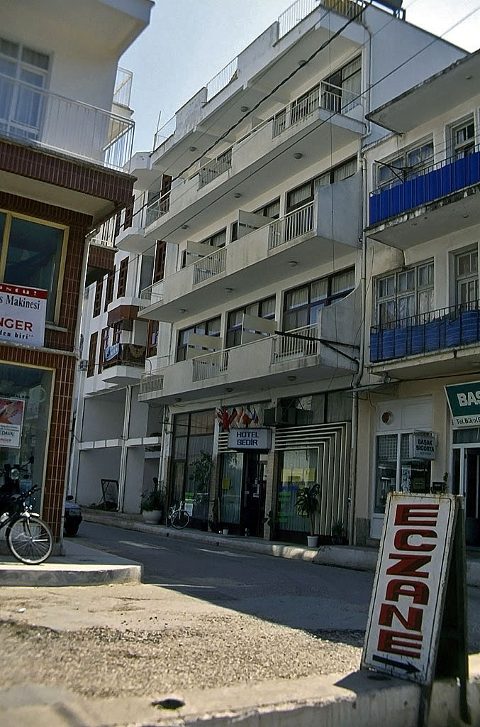 20.04.1993 | Finike | Hauptplatz mit Apotheke