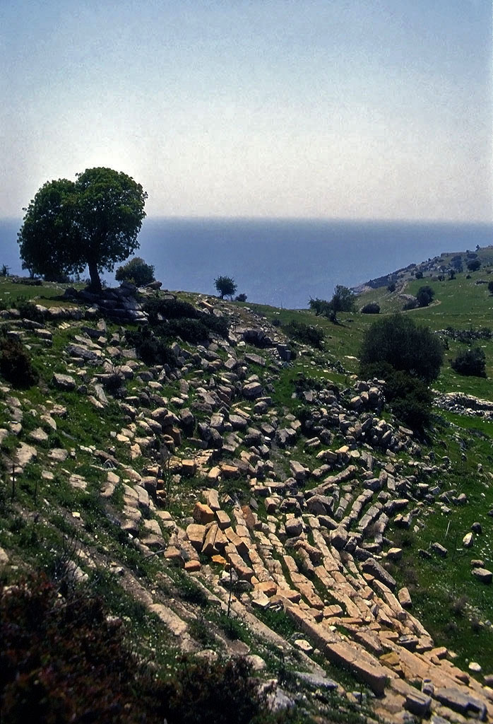 25.04.1993 | Theater   | zerstörte Sitzreihen überm Meer