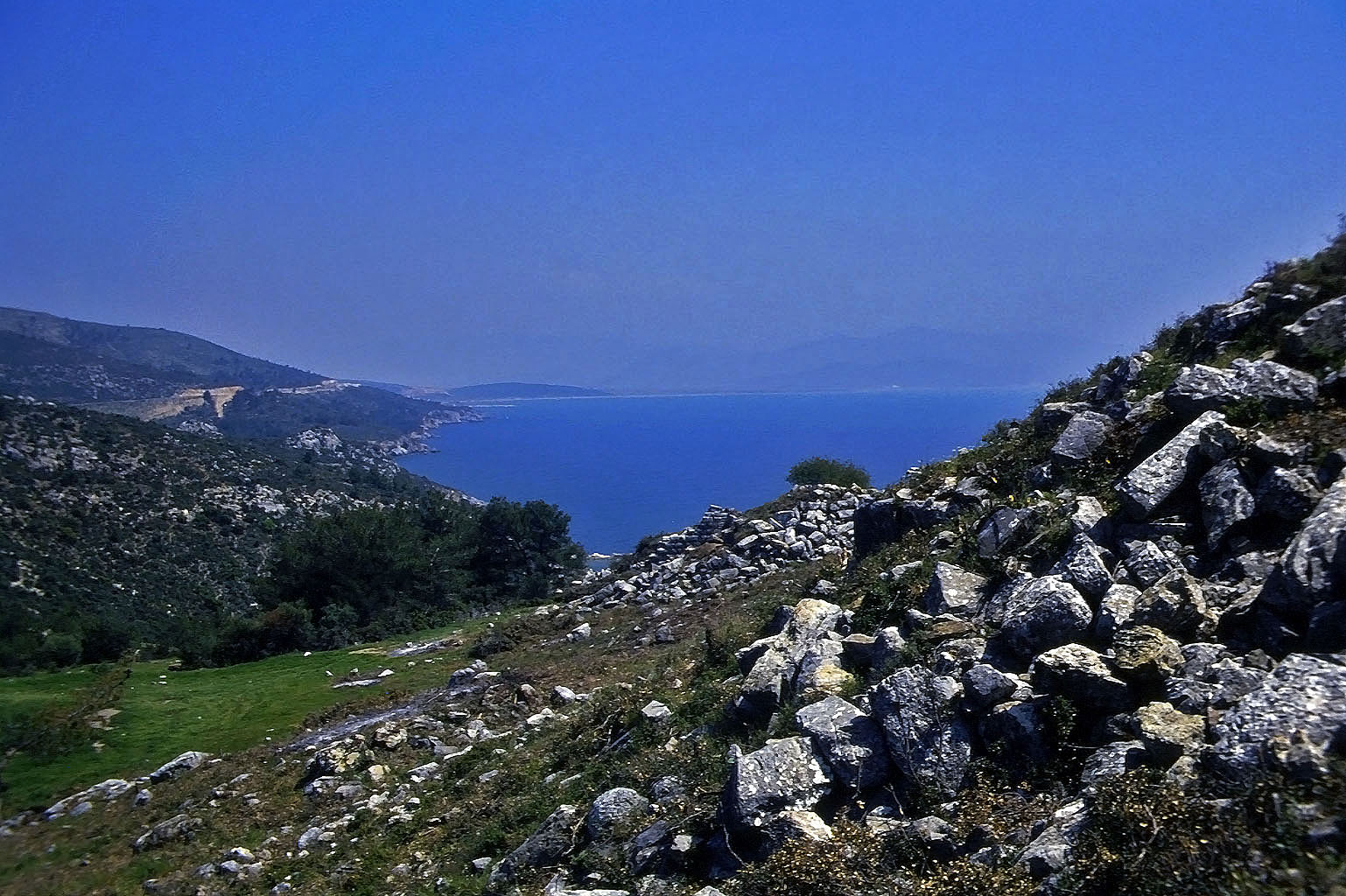 25.04.1993 | Stadtmauer | Mauerreste über der Küstenlinie nach Ephesus