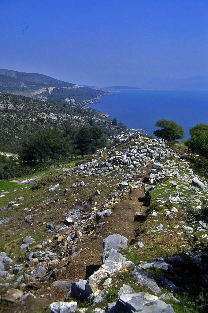 25.04.1993 | Stadtmauer | Mauerreste über der Küstenlinie nach Ephesus